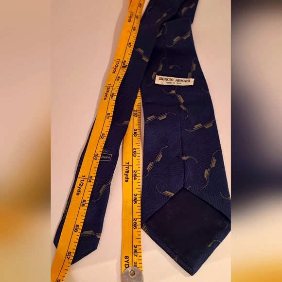 Giorgio Armani Mens Tie. 100% Silk. Blue with gold geometrical design. - Picture 5 of 11